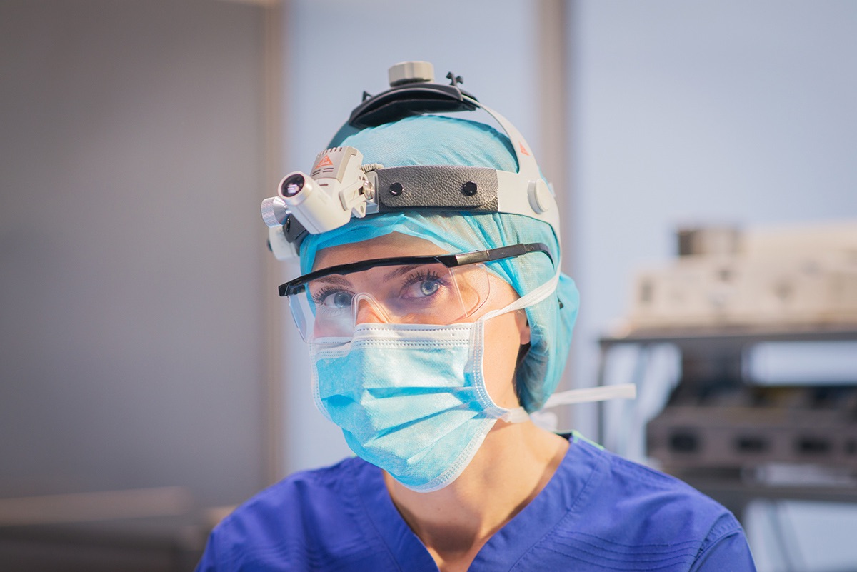dr n. med. Aleksandra Łuniewska podczas operacji - chirurgia plastyczna Luna Clinic Wrocław