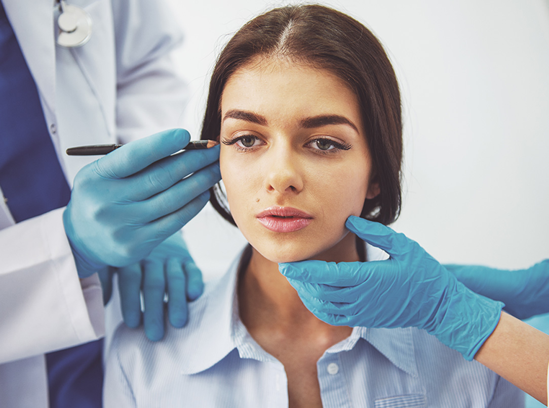 Zdjęcie przedstawia zabieg liftingu twarzy, który przywraca młodszy wygląd, redukując zmarszczki i poprawiając kontur twarzy poprzez napinanie skóry i tkanek.