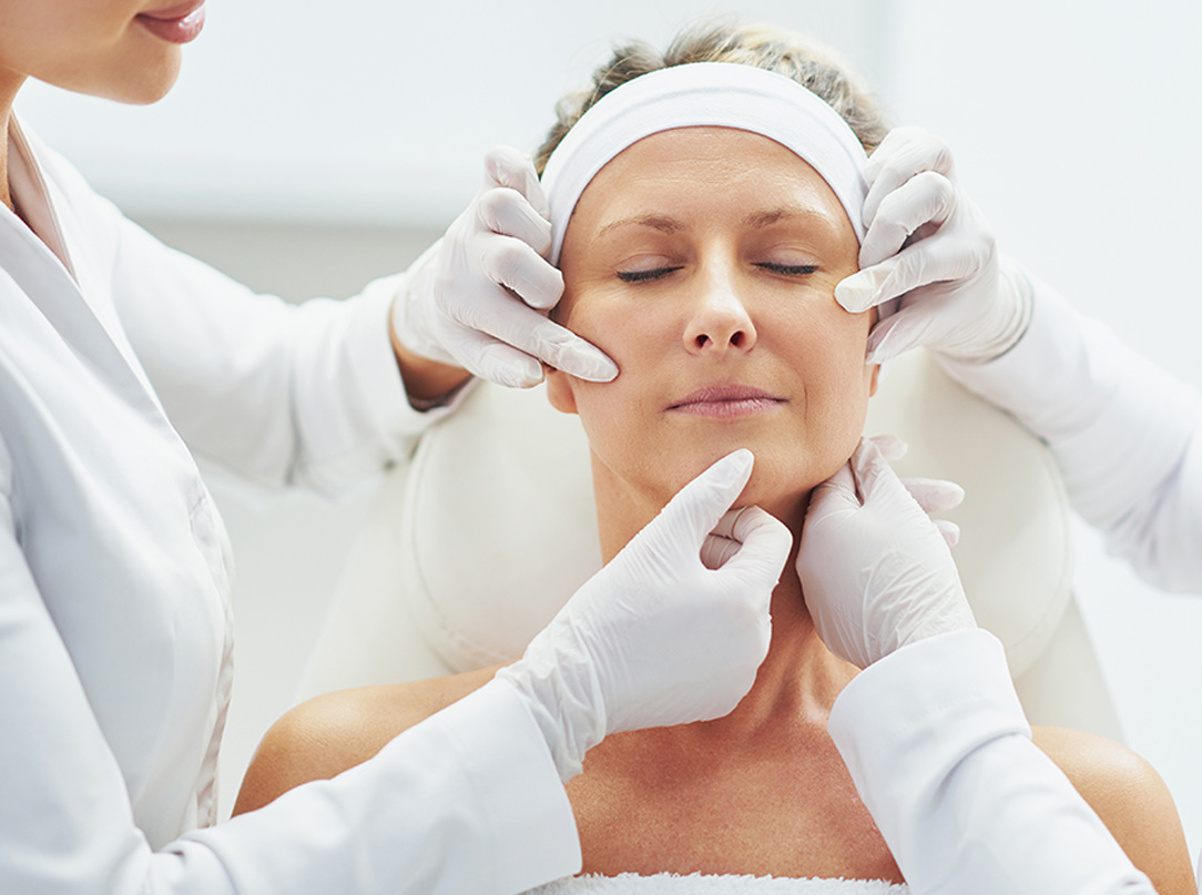 Zdjęcie przedstawia nowoczesne technologie w chirurgii plastycznej, które umożliwiają uzyskanie naturalnych i trwałych efektów przy minimalnym ryzyku i krótkim czasie rekonwalescencji.